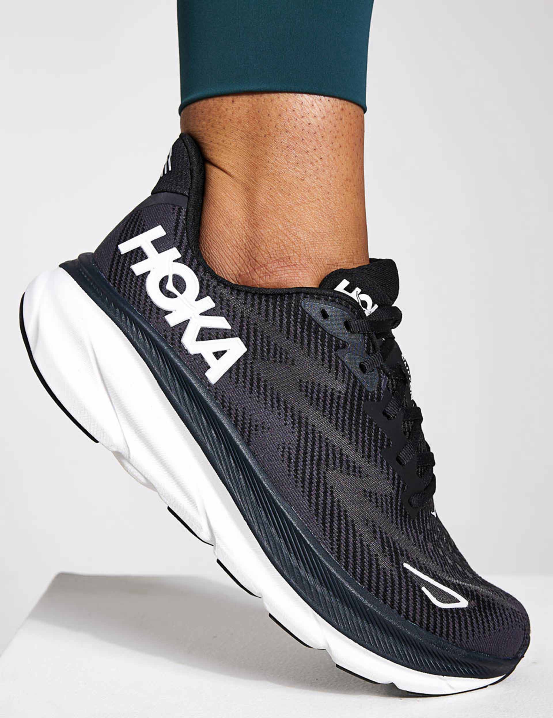 HOKA ブラック M7W9 HOKA | Clifton 9 Shoes - Black/White | The Sports Edit