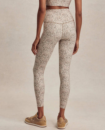 FreeSoft High Waisted Legging 25 - Ivory Abstract Feather