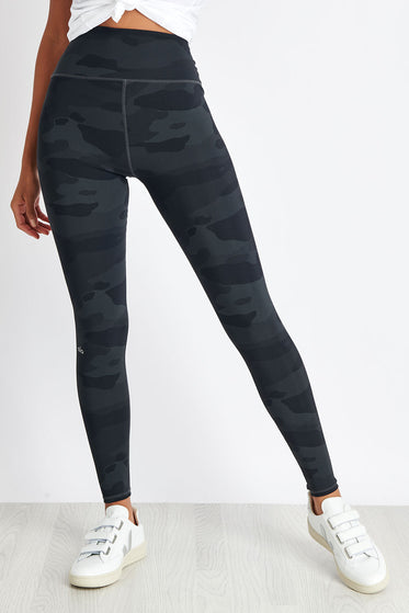 Alo Yoga High Waisted Vapor Legging - Black Camoimage5- The Sports Edit